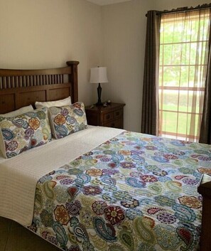 3 bedrooms, free WiFi, bed sheets - Walking distance to the BEACH!!! (Marco Island)