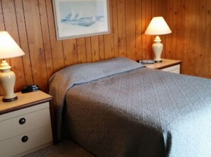 2 bedrooms, WiFi, bed sheets - Oceanfront escape for 6 (Nags Head)