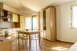 Frigorifero, forno, piano cottura, macchina per tè/caffè