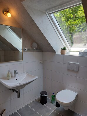 Douche, sĂšche-cheveux, serviettes fournies, savon