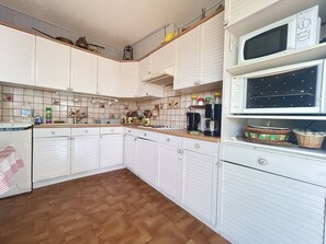 Kjøleskap, mikrobølgeovn og kjøkkenutstyr