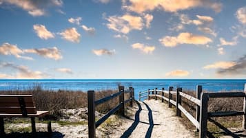 Una spiaggia nelle vicinanze, lettini da mare
