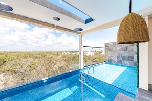 Een zwembad op het dak