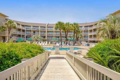 Delightful Condo W/ Beach Access, Shared Pool, Free WiFi, Central AC & Balcony