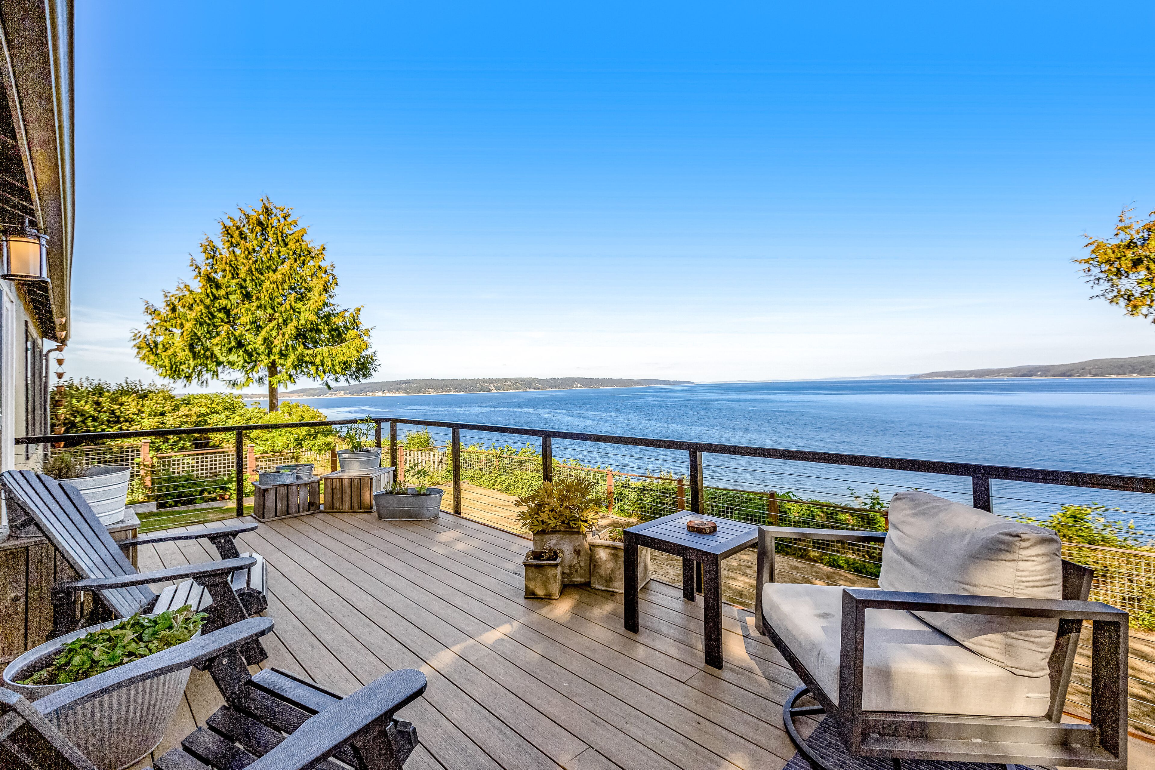 Waterfront gem w/ocean view, large deck, yard, beach access, WiFi - dog-friendly
