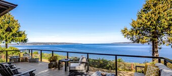 Waterfront gem w/ocean view, large deck, yard, beach access, WiFi - dog-friendly