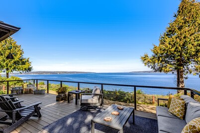 Waterfront gem w/ocean view, large deck, yard, beach access, WiFi - dog-friendly