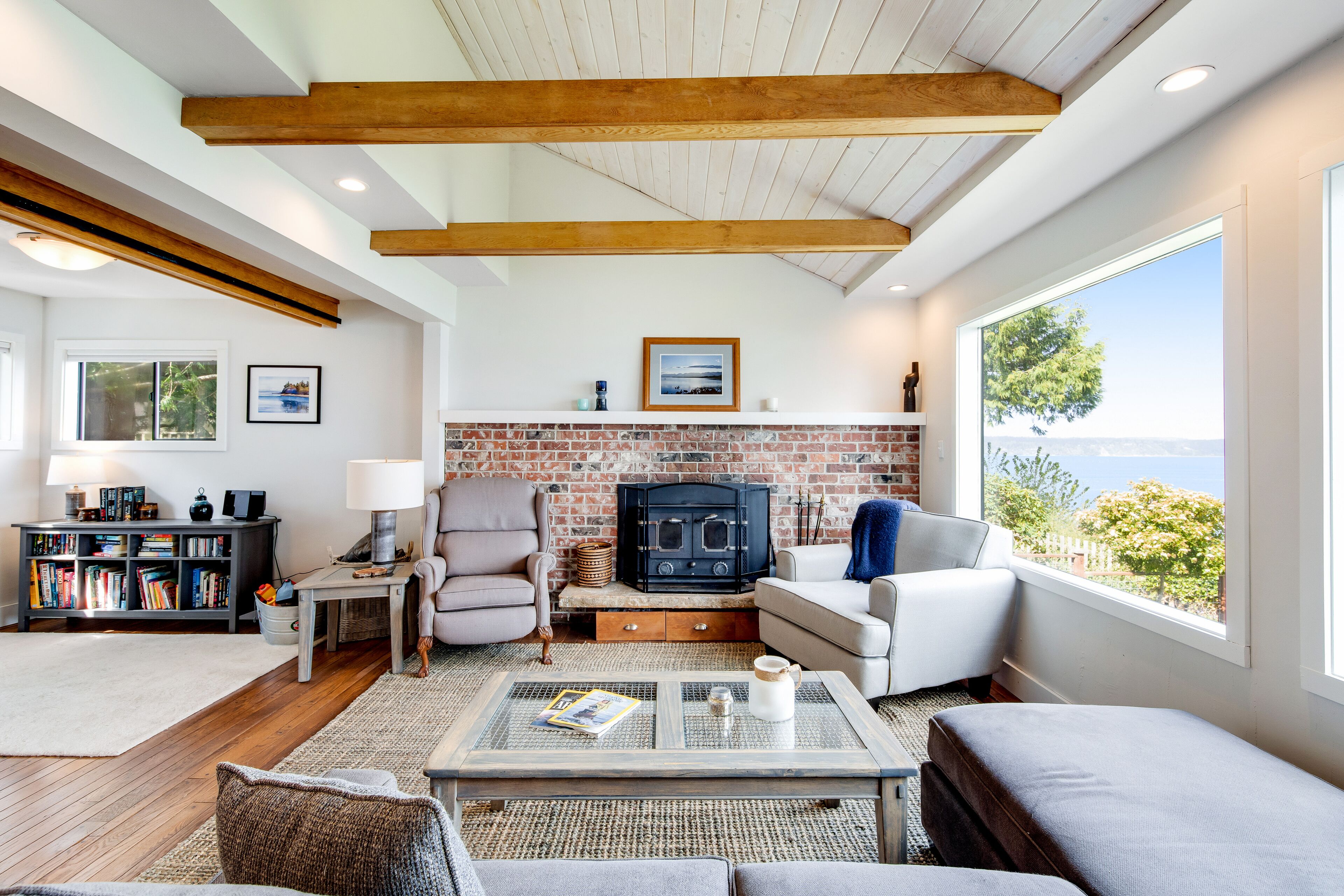 Waterfront gem w/ocean view, large deck, yard, beach access, WiFi - dog-friendly