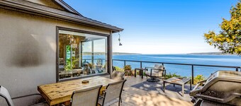 Waterfront gem w/ocean view, large deck, yard, beach access, WiFi - dog-friendly