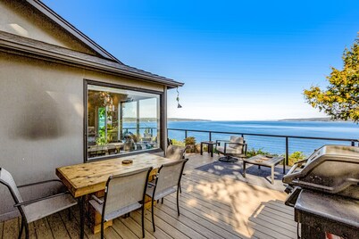 Waterfront gem w/ocean view, large deck, yard, beach access, WiFi - dog-friendly