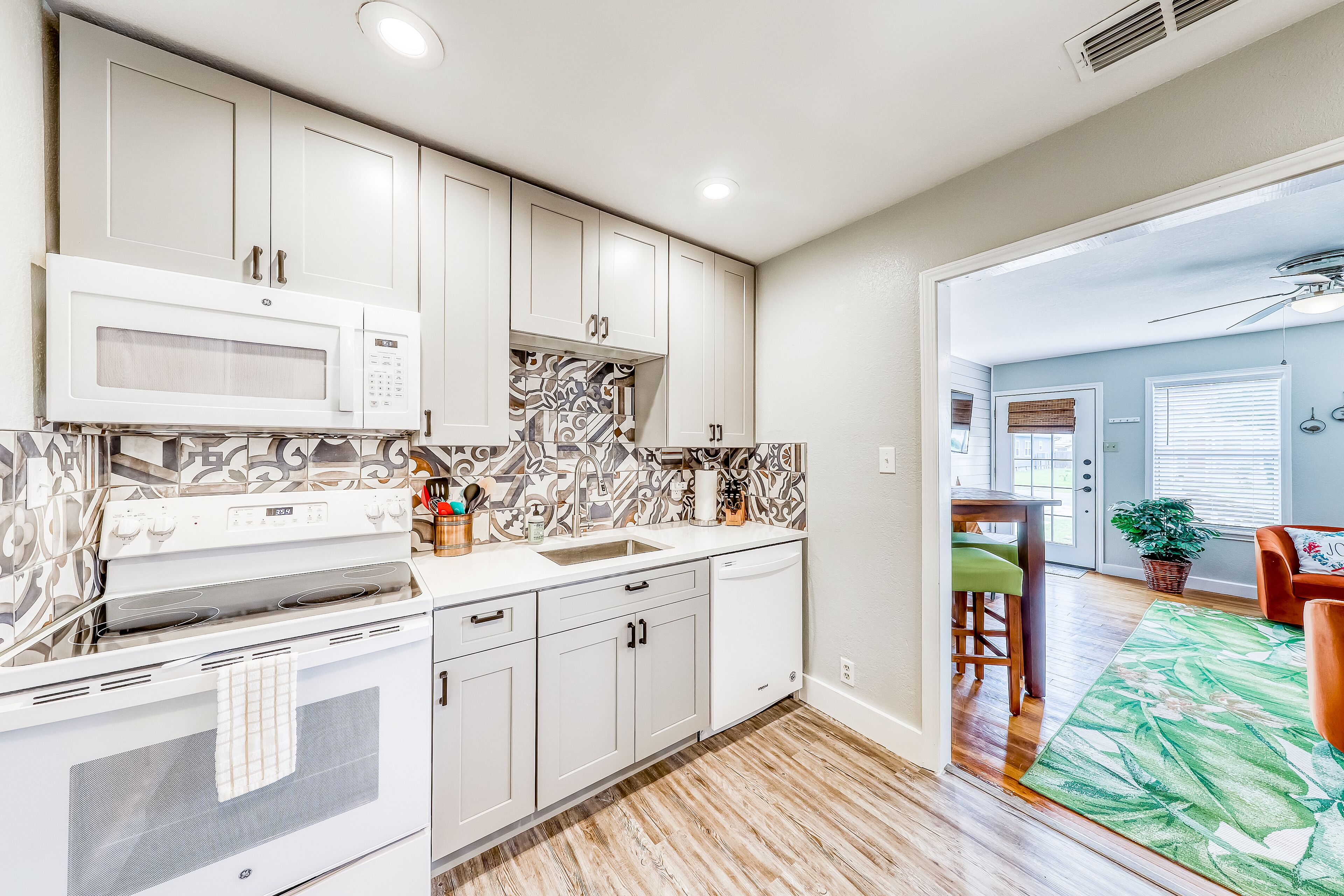 Bright, duplex home with high-speed WiFi, central AC & W/D - dog-friendly