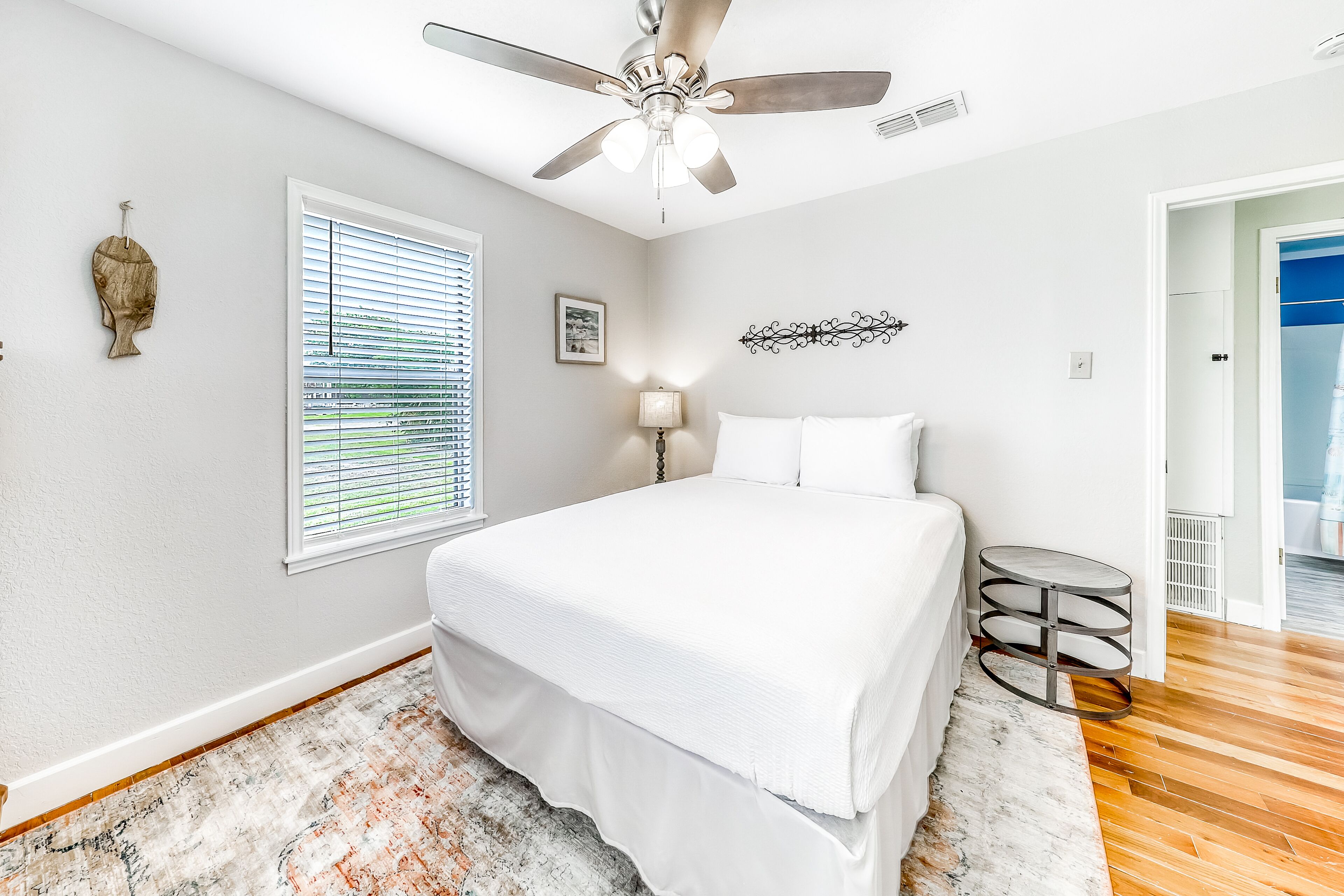 Bright, duplex home with high-speed WiFi, central AC & W/D - dog-friendly