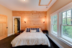 4 bedrooms, iron/ironing board, Internet, bed sheets