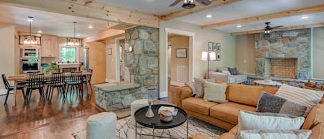 Fernseher, Kamin, Musikbibliothek