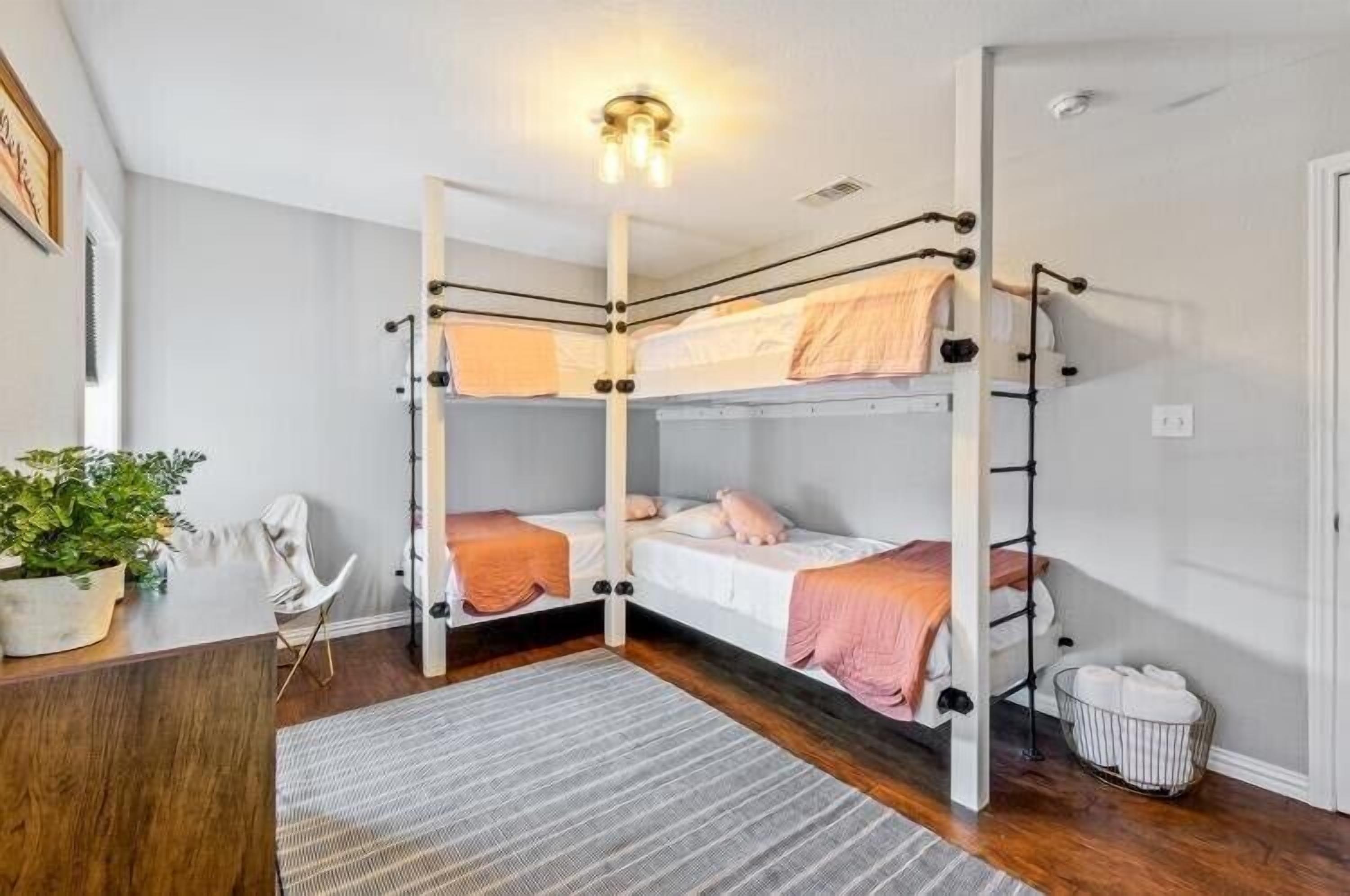 Creek side Treehouse 