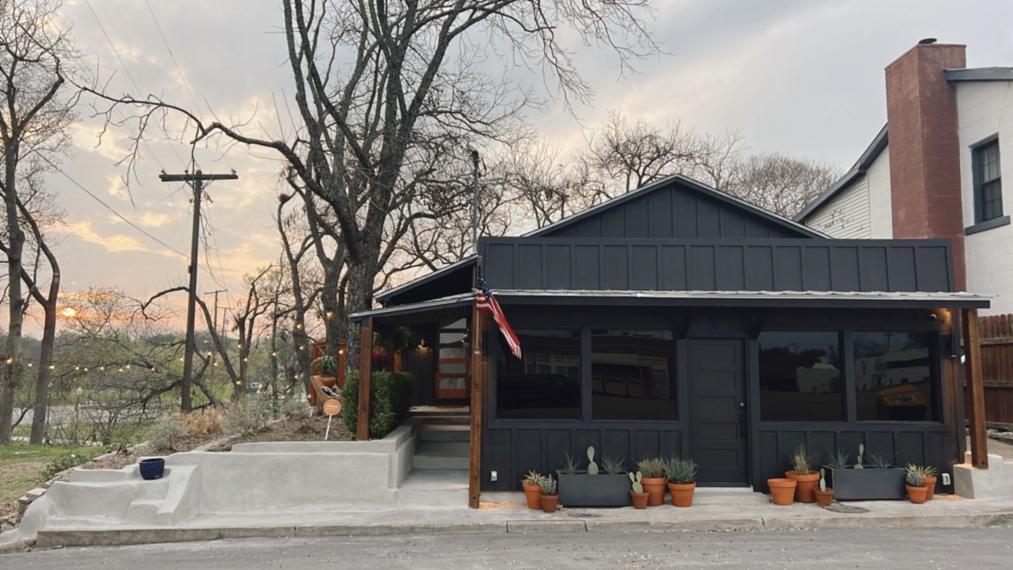 Creek side Treehouse 