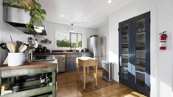 冰箱、微波炉、烤箱、炉灶