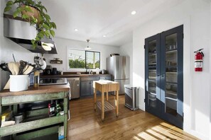 Fridge, microwave, oven, stovetop - Calistoga Cottage - Hot Tub and Tastings Included (Calistoga)