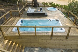 Outdoor spa tub