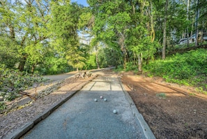 A bocce court surrounded by trees and a dirt path. - Calistoga Cottage - Hot Tub and Tastings Included (Calistoga)