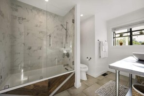 Douche, séchoir à cheveux, shampooing
