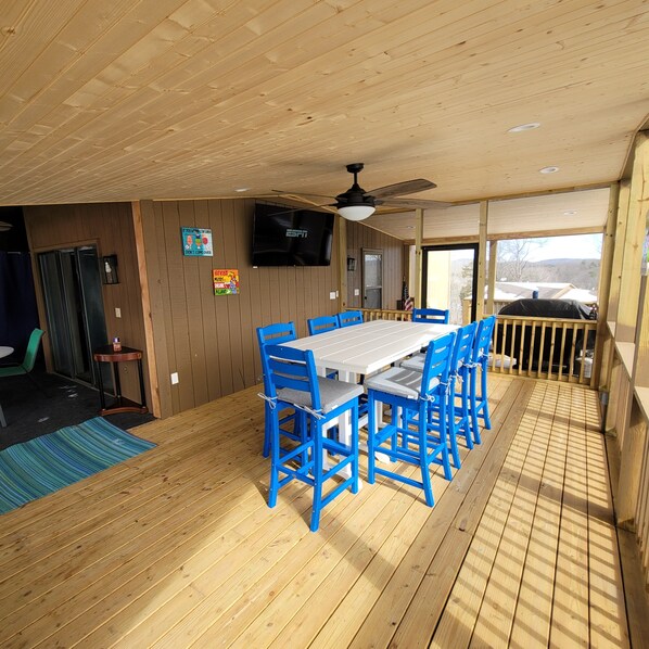 Outdoor dining - Lake Cumberland Woodson Bend Golf Course View (Bronston)