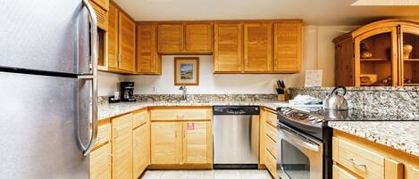 Frigorífico, microondas, horno y placa de cocina