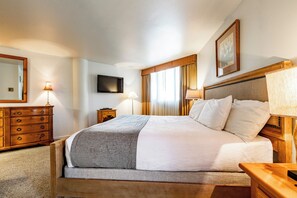 2 habitaciones, escritorio, tabla de planchar con plancha y wifi gratis 