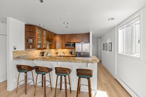 Jääkaappi, mikroaaltouuni, uuni, liesi