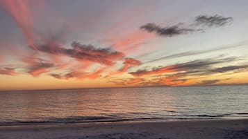 Ubicación cercana a la playa y tumbonas