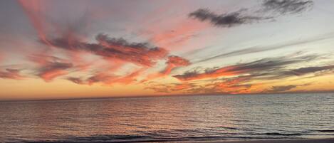 Nær stranden og solsenger