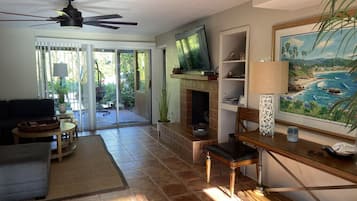 Una Smart TV, una chimenea, una impresora