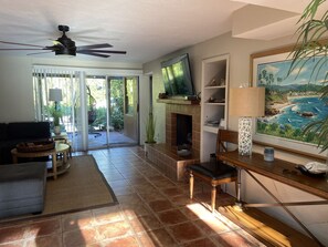 Smart TV, fireplace, printers - Tropical Oasis 5 min to Siesta Key, Private Salt Water Pool w Lanai! (Sarasota)