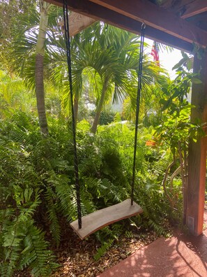 Property grounds - Tropical Oasis 5 min to Siesta Key, Private Salt Water Pool w Lanai! (Sarasota)