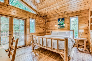 6 bedrooms, free Internet, bed sheets