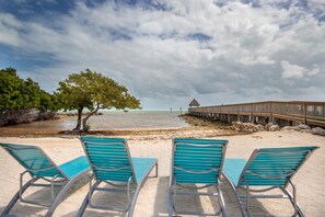 Plage à proximité, chaises longues, serviettes de plage