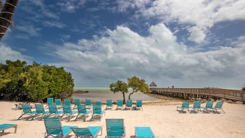 Vlak bij het strand, ligstoelen aan het strand, strandlakens