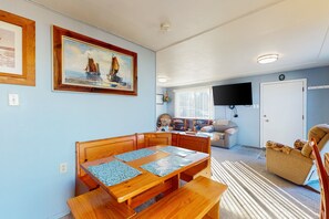 Dining - Waterfront home with panoramic bay views, deck, fireplace & beach access (Coos Bay)