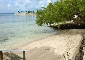 Plage, chaises longues, serviettes de plage