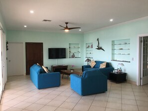 Smart TV, books, stereo - Situated on the Ocean Jacaranda Bay Villa (Nassau)