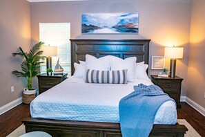 4 bedrooms, iron/ironing board, travel crib, free WiFi - Walk2Beach! 4BR,GolfCart, 4Bikes,Pool, PetsOK (Santa Rosa Beach)