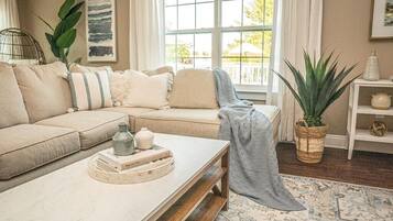 Älytelevisio, videopelejä, pöytäjalkapallopöytä, kirjoja