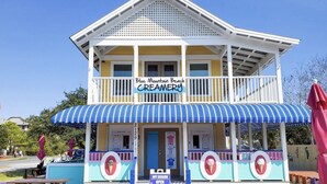 En tvåvåningsbyggnad med en skylt som visar texten ”Blue Mountain Beach Creamery”.