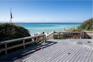 Property grounds - Walk2Beach! 4BR,GolfCart, 4Bikes,Pool, PetsOK (Santa Rosa Beach)