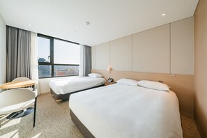 Een hotelkamer met twee bedden, een bureau en een stoel.