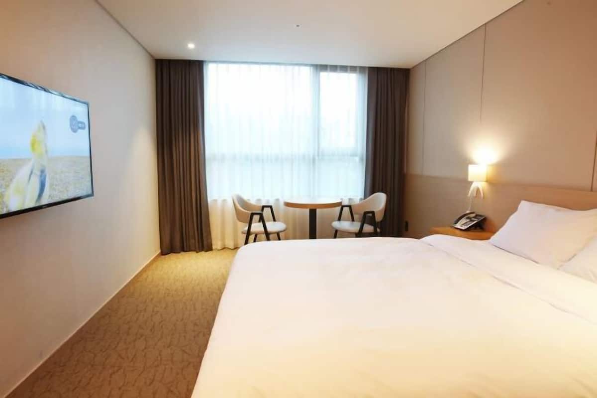 Een kluis op de kamer, verduisterende gordijnen, gratis wifi, beddengoed