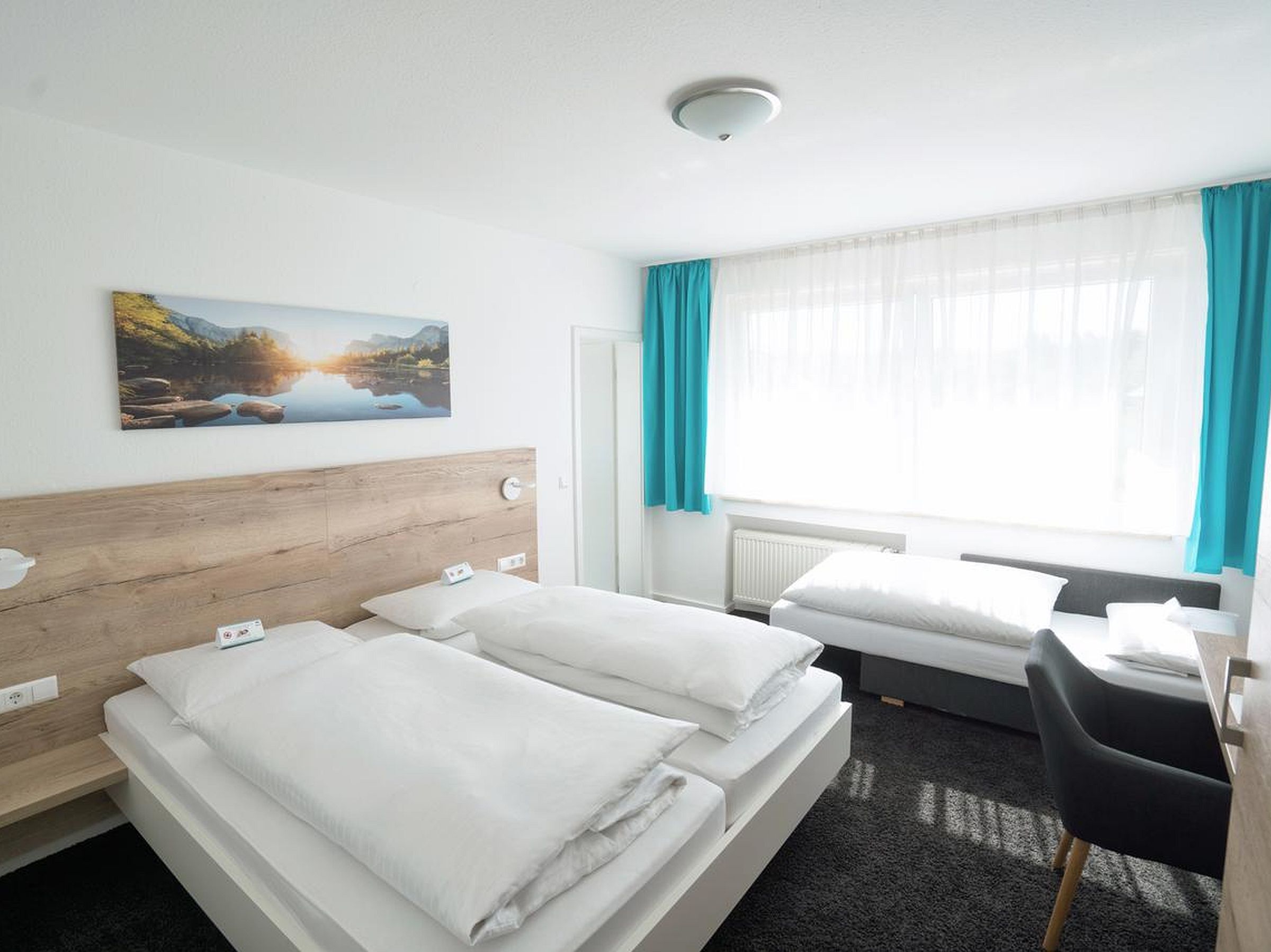 Dreibettzimmer mit Schlafsofa, Bad/Dusche und WC