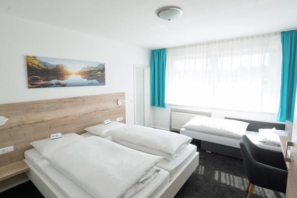 Dreibettzimmer mit Schlafsofa, Bad/Dusche und WC