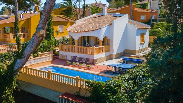 A villa with a swimming pool, outdoor seating, and a view of surrounding buildings. - 0306 Villa Monte Verde Granada (Javea / Xàbia)