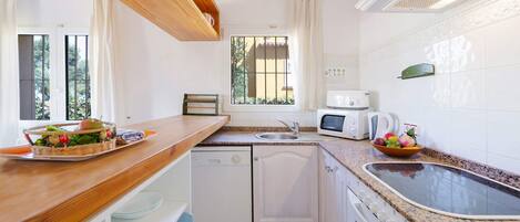 Kylskåp, mikrovågsugn, ugn och diskmaskin